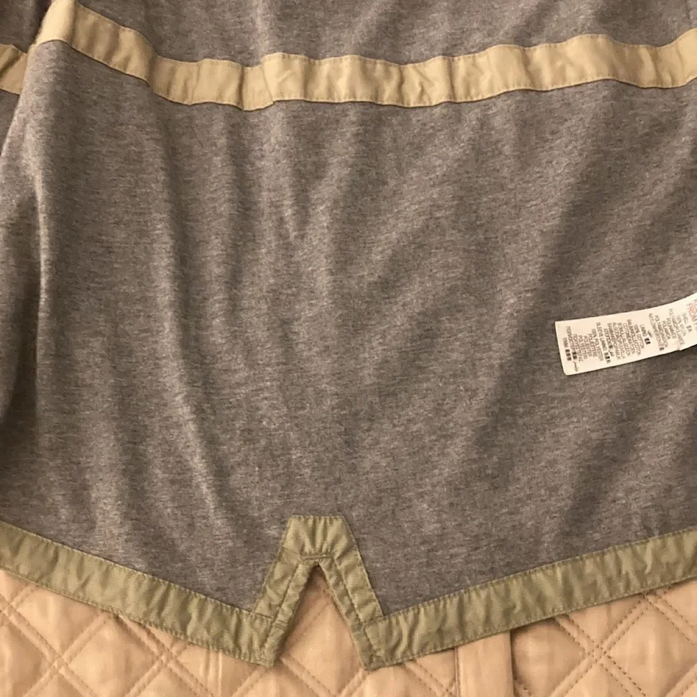 Burberry Boys Rain Jacket with Hood. Olive green Nylon. Size 4 Yr.